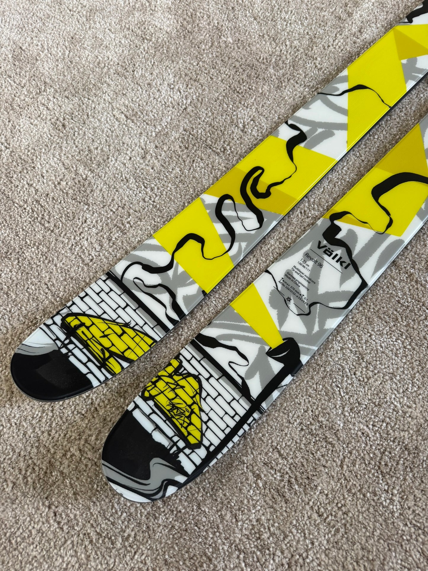 Völkl Revolt 96 - twintip mäesusuad , freestyle suusad