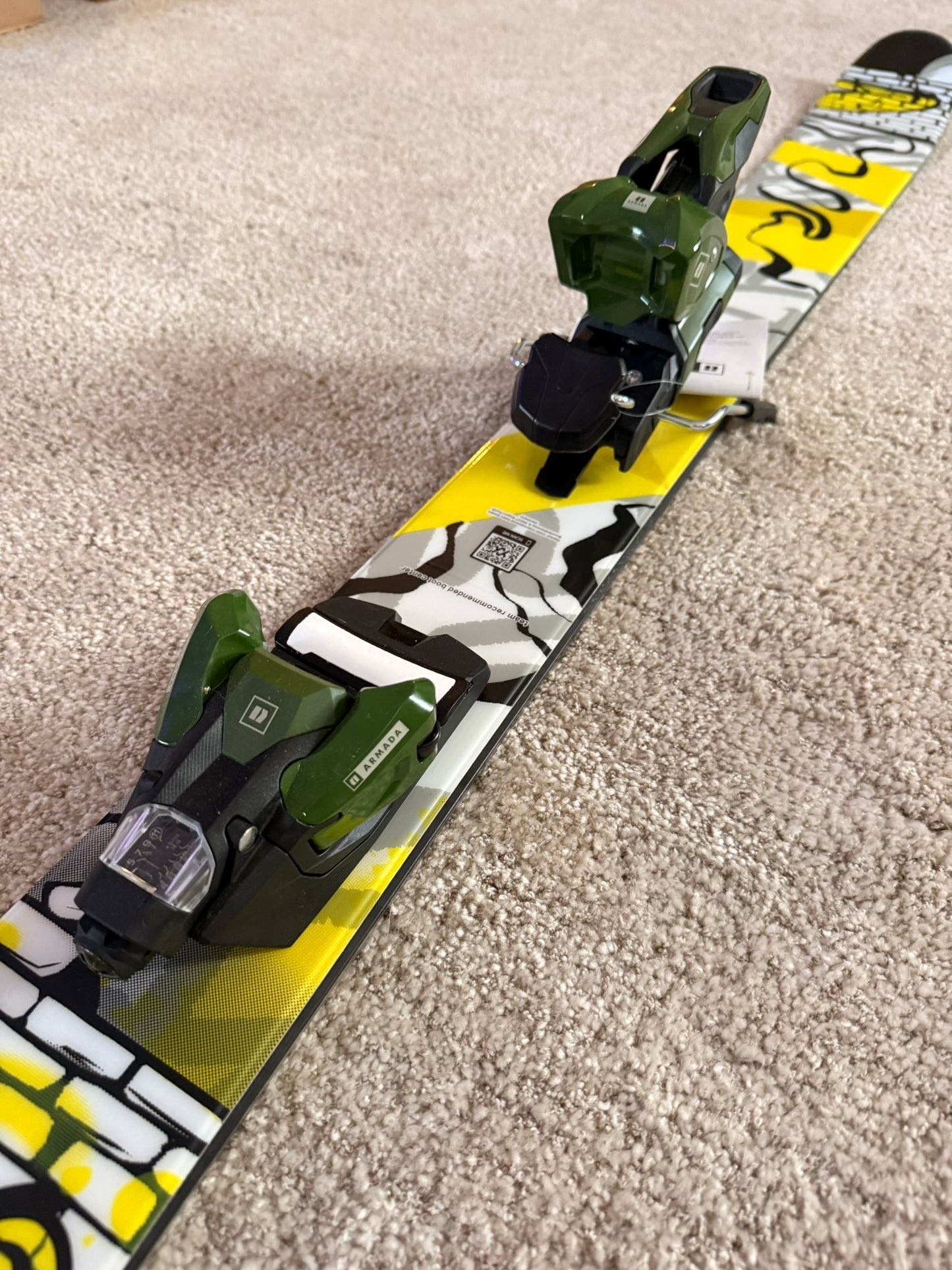 Völkl Revolt 96 - twintip mäesusuad + Armada Strive 12 GW Klambrid