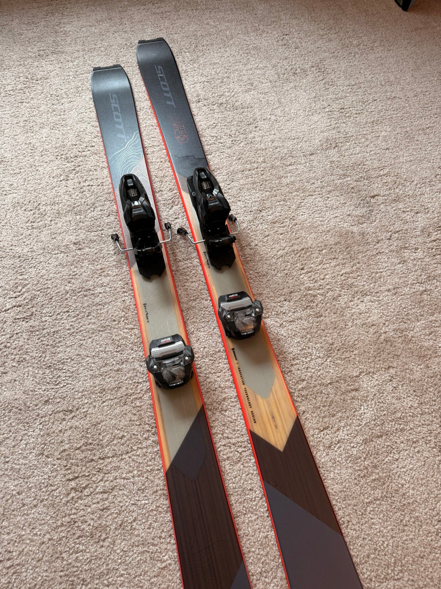 Scott Pure Free 90 Ti All-Mountain / Freeride mäesuusad + Marker Squire 10 Klambrid