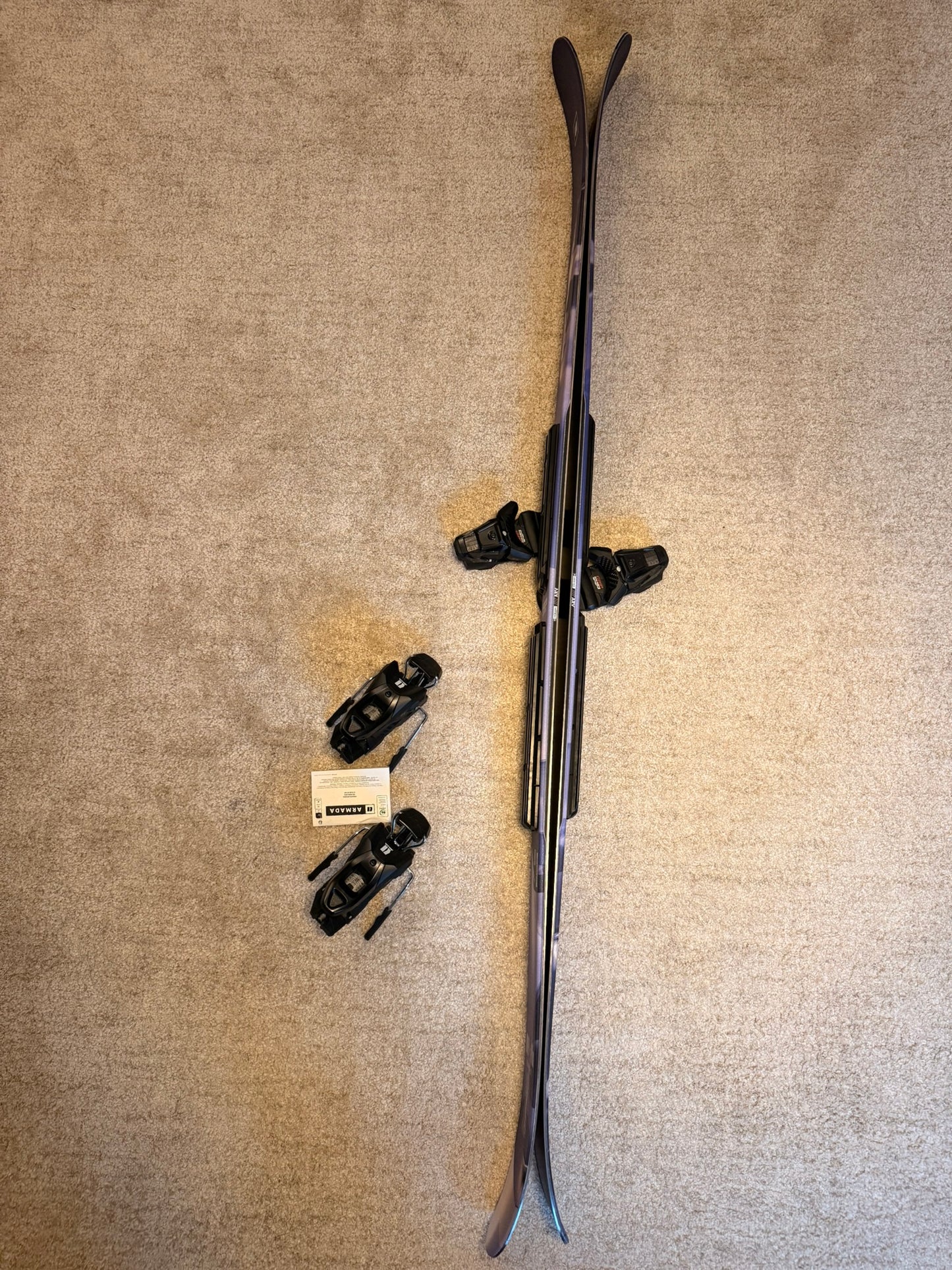 Armada ARV 84 Freestyle mäesuusad + M10 Klambrid