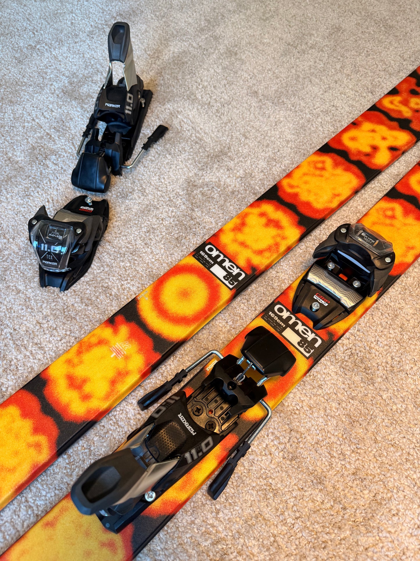 K2 Omen 85 Twintip / Park / Freeride mäesuusad + Marker 11.0 TP Klambrid