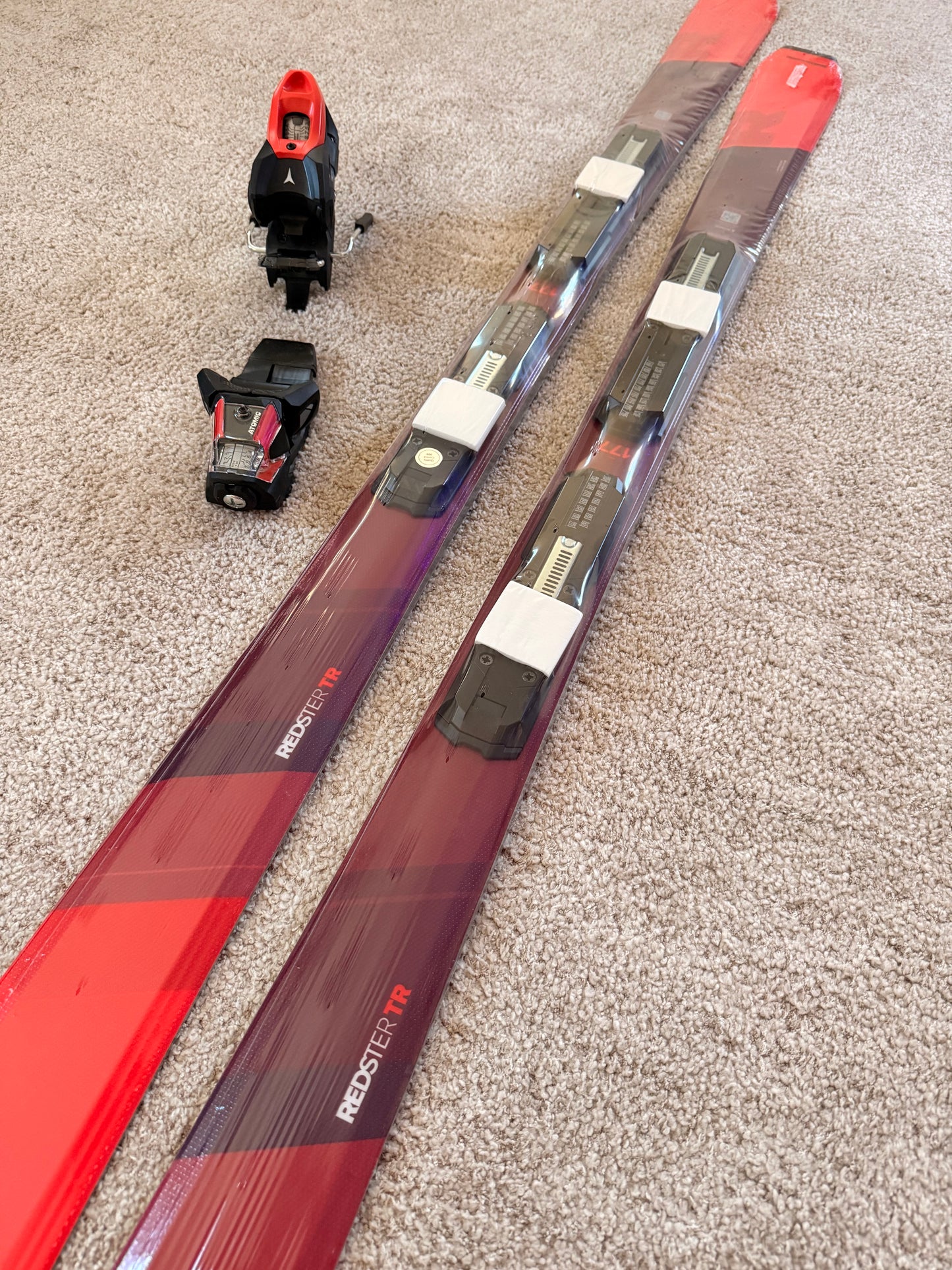 Atomic Redster TR Carving mäesuusad + klambrid