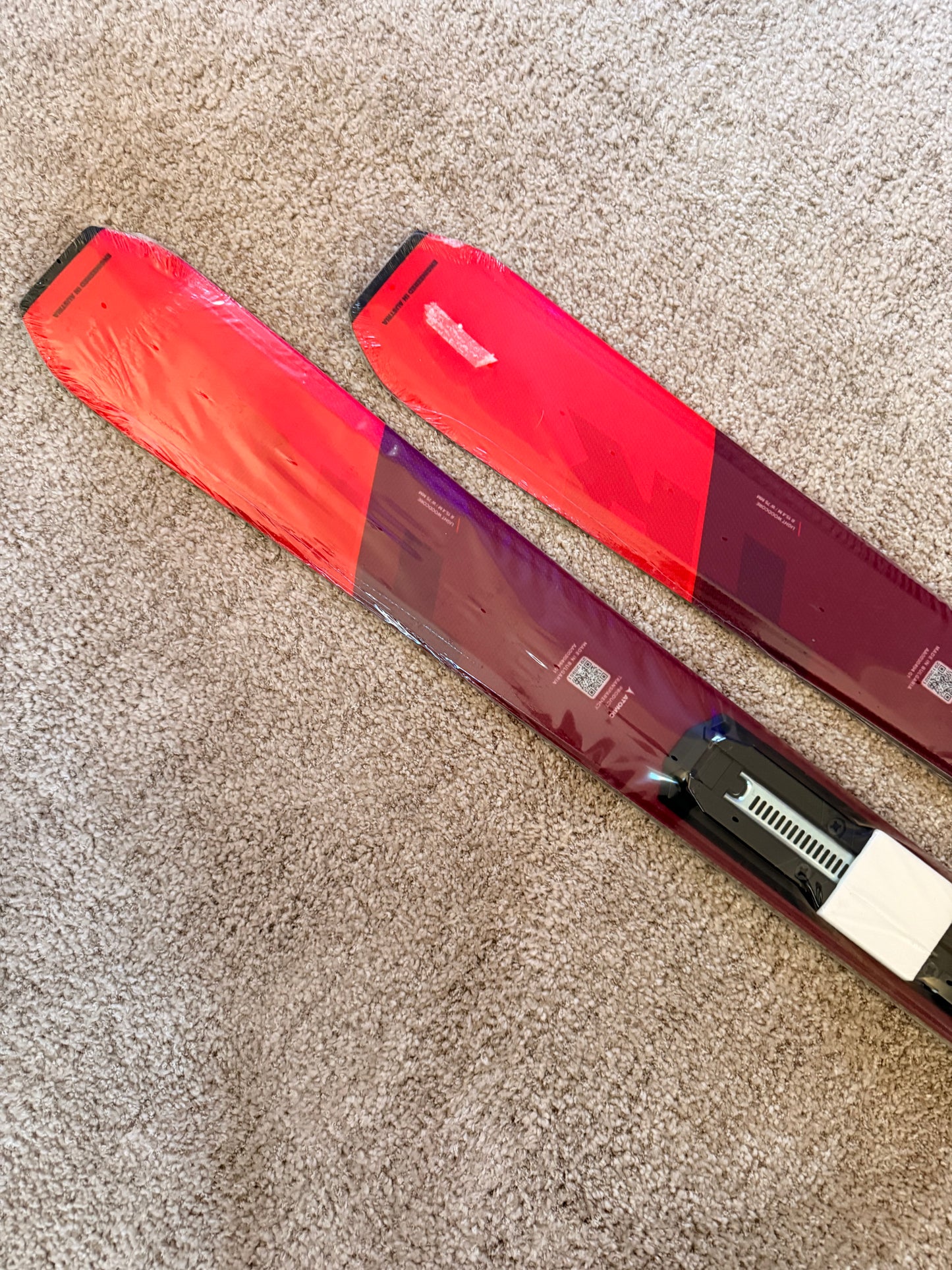 Atomic Redster TR Carving mäesuusad + klambrid