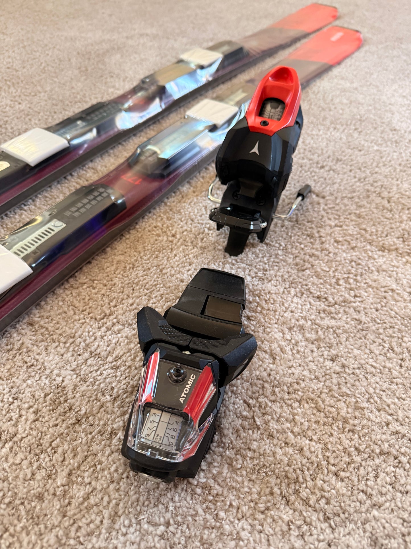 Atomic Redster TR Carving mäesuusad + klambrid