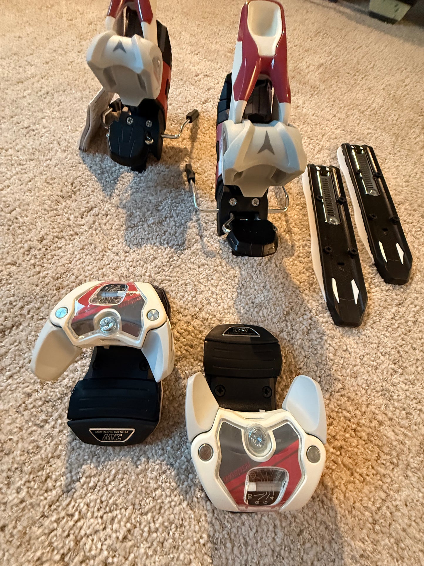 Atoimic Warden 11 MNC mäesuusa klambrid